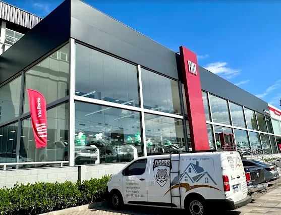 Fachada em ACM concessionária Fiat