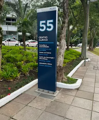 Totem de sinalização PUCRS em Porto Alegre