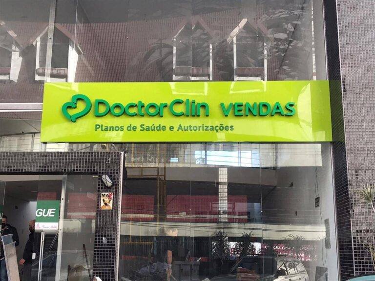 Revestimento em ACM na fachada da DoctorClin