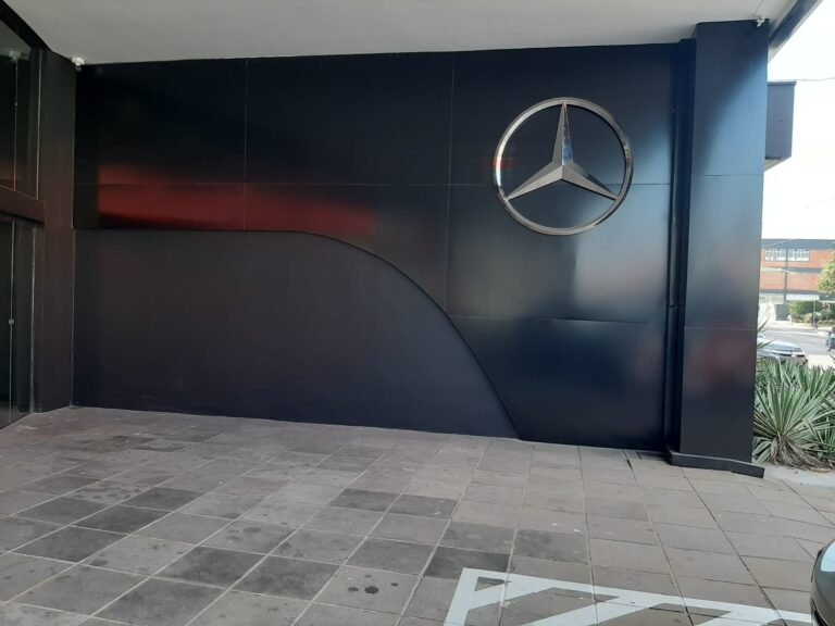 Fachada da Savar com símbolo Mercedes-Benz em ACM