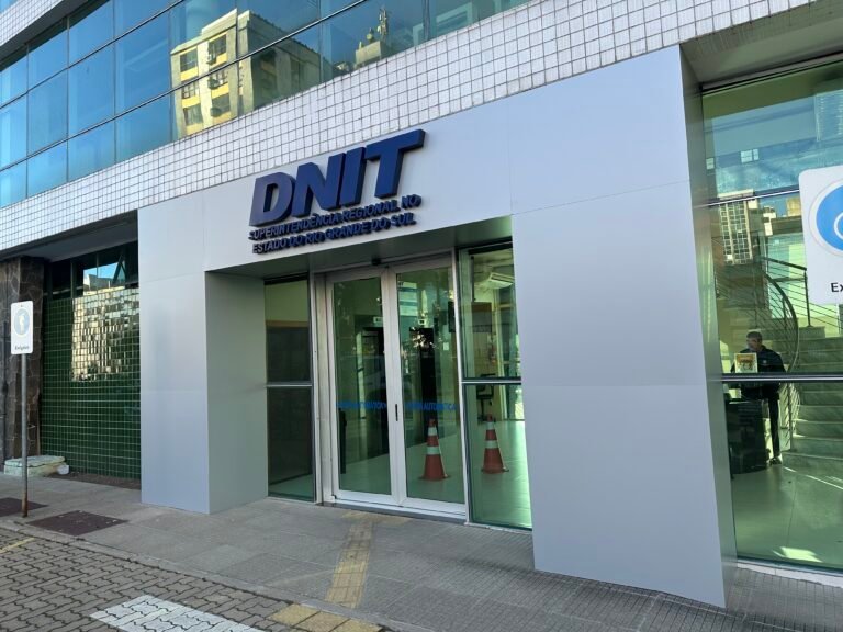 Entrada do DNIT com revestimento em ACM