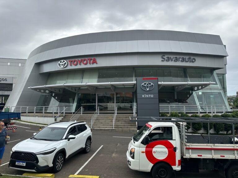 Fachada da Savar Toyota com revestimento em ACM