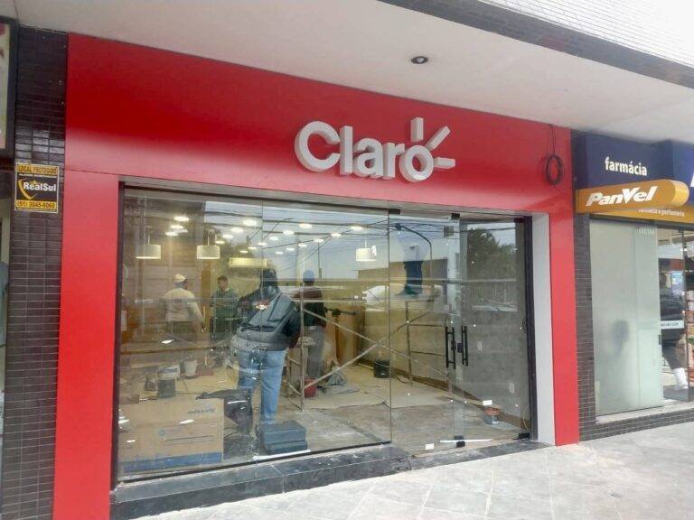 Fachada da Claro com revestimento em ACM