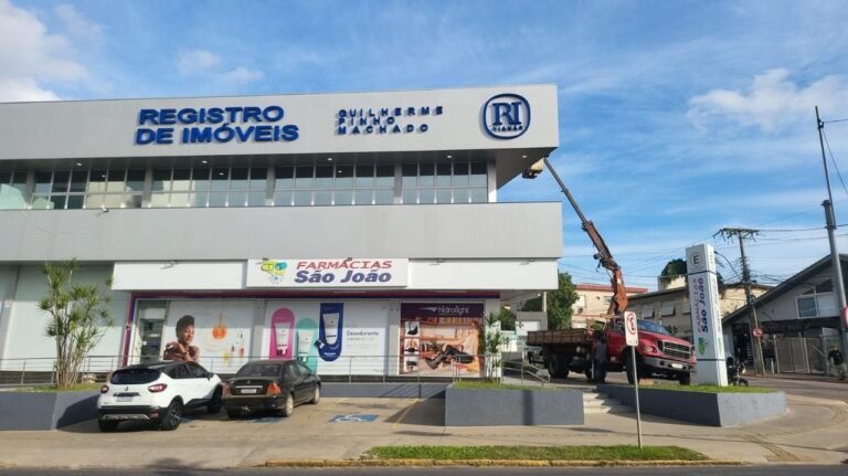 Fachada em ACM com letra caixa do Registro de Imóveis